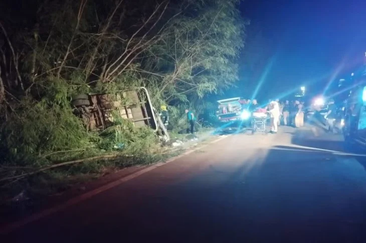'Acidente na PR-317'; Micro-ônibus que voltava de uma convenção religiosa, com destino a Regente Feijó tombou, deixando três pessoas mortas e 19 feridas!