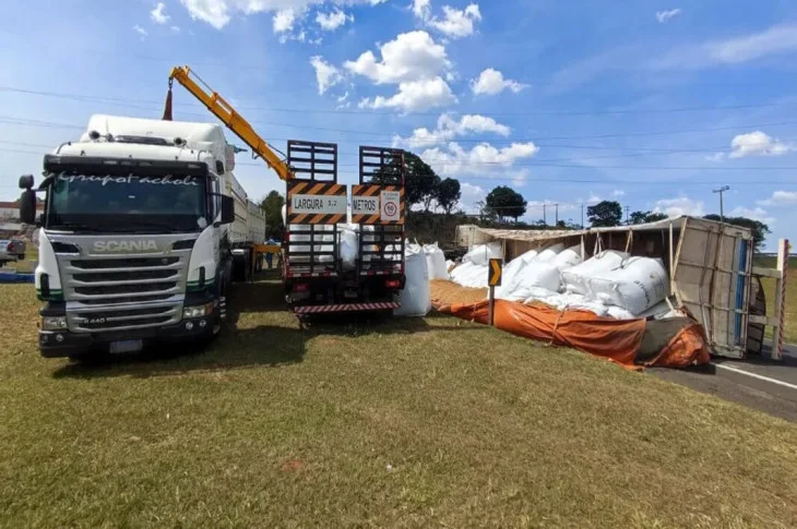 'Acidente na Rodovia'; Carreta tomba em alça de acesso e derrama carga de ração animal na pista, em Venceslau!