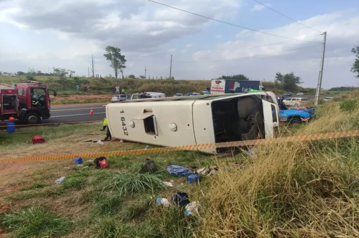 'Acidente na Rodovia'; Micro-ônibus de trabalhadores rurais tomba na pista, mata uma pessoa e deixa outras sete vítimas feridas, em Martinópolis!