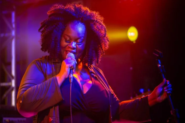 'Cerissa Mcqueen'; Com mescla de estilos incluindo gospel, jazz, rock, soul, R&B, pop, blues e funk, cantora norte-americana realiza show hoje, no Sesc Thermas Prudente; A partir das 16h com entrada gratuita!