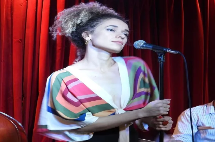 'Chansons d’Amour'; Com uma junção de MPB, Bossa Nova e música francesa, cantora 