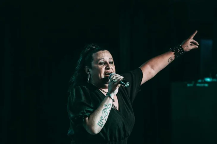 'Elly Guimarães'; Celebrando 30 anos de carreira e com repertório de samba e outros ritmos da MPB, cantora prudentina realiza show hoje no Sesc Thermas Prudente; À partir das 16h, com entrada gratuita!