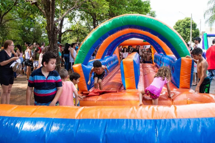 'Família Massa'; Evento com brincadeiras, brinquedos infláveis e a distribuição de doces pra criançada, acontece agora no centro histórico em Venceslau; Gratuito ao público!