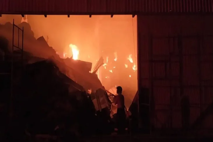 'Grandes Proporções'; Incêndio atinge barracão de feno, na zona rural em Santo Anastácio!