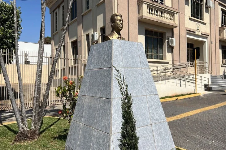'Homenagem Póstuma'; Câmara Municipal de Venceslau inaugurou, Busto do Senador Major Olímpio, político com grande atuação na cidade e região!