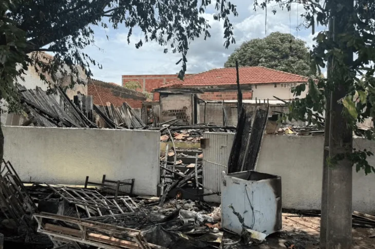 'Investigação em Andamento'; Incêndio por razões ainda desconhecidas, destrói casa no centro de Venceslau!
