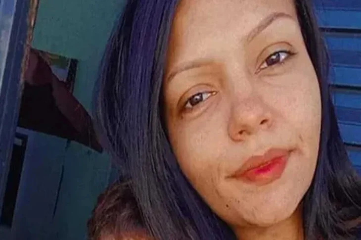 'Julgamento Remarcado'; Suspeita de envolvimento na morte do próprio filho, tem surto psicótico durante audiência judicial e não presta depoimento!