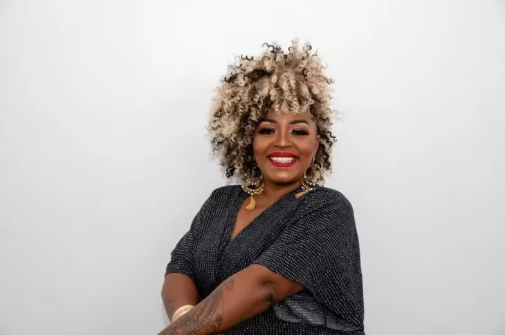 'Keilla Regina'; Com novos arranjos em clássicos da sambista Alcione, cantora apresenta show Simplesme Marron, hoje no Sesc Thermas Prudente; À partir das 16h, com entrada gratuita!