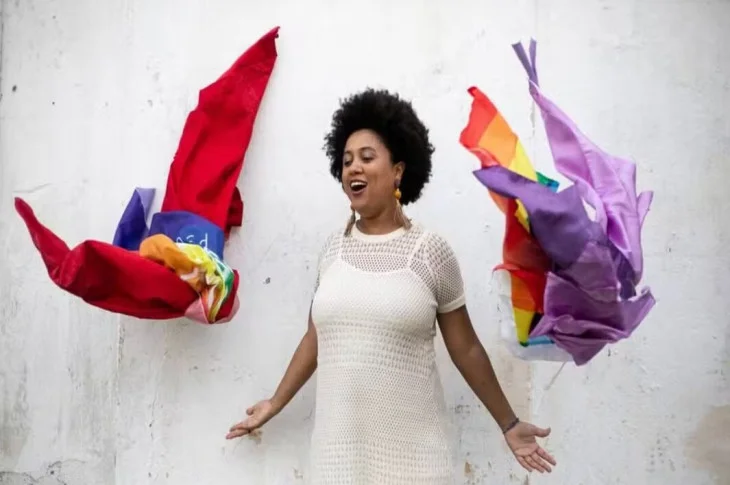 'Marina Íris'; Com repertório autoral e interpretações de sambas clássicos, cantora carioca realiza show hoje, no Sesc Thermas Prudente; A partir das 16h com entrada gratuita!
