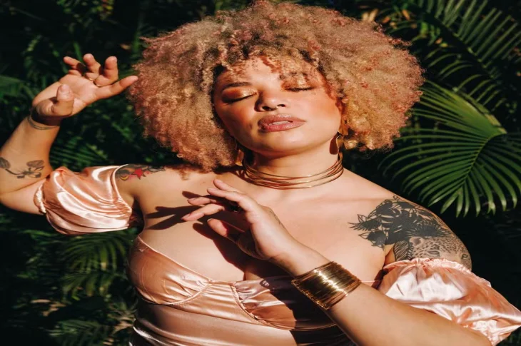 'Mergulho'; Com sua voz marcante e uma fusão única de sons e elementos eletrônicos, cantora paulista 