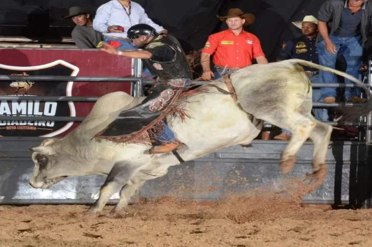 'Montaria Trágica'; Peão que morreu ao ser pisoteado por touro durante rodeio, em que ficou em terceiro lugar na disputa em MS, é enterrado em Junqueirópolis!