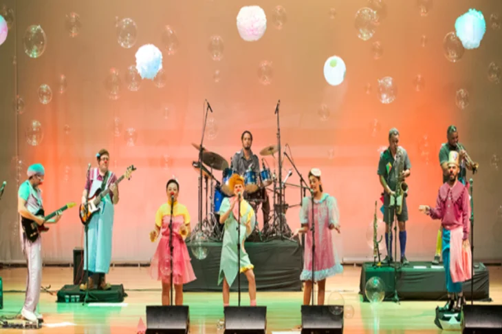 'Plantão Sorriso'; Uma viagem lúdica por meio de um barquinho de papel, um trem e uma bolha de sabão, grupo apresenta espetáculo 