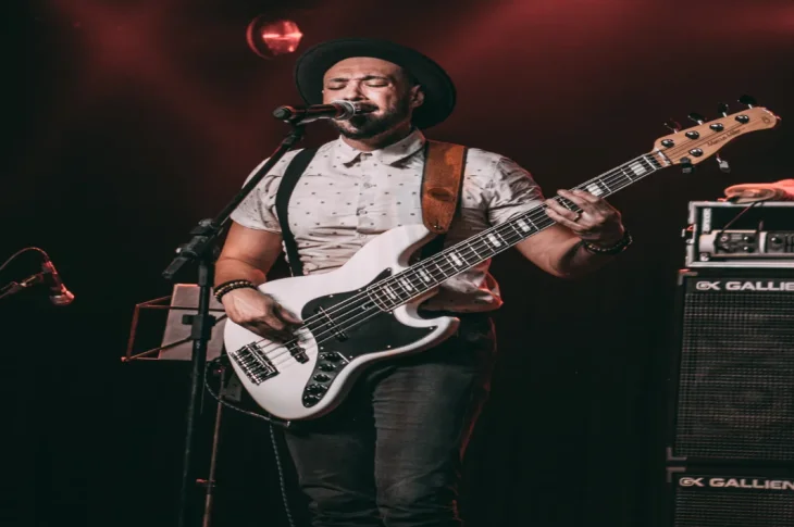 'Samuel Lima'; Com grandes clássicos do pop rock e da MPB, além da influência do folk, o cantor 