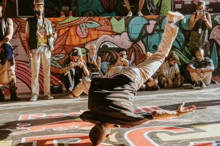 'Se Joga nos Jogos'; Com o universo das disputas do breaking, programação está realizando agora uma batalha de B-Boys e B-Girls, no Bosque do Sesc Thermas Prudente; Aberto ao público!