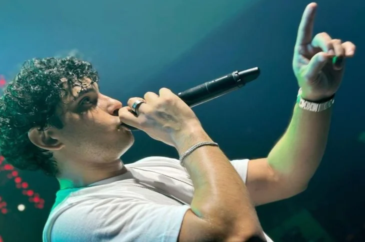 'Vila Natal'; Considerado fenômeno na região, cantor André Félix trás a boa música neste momento, no penúltimo dia de evento no Centro Histórico em Venceslau; Aberto ao público!