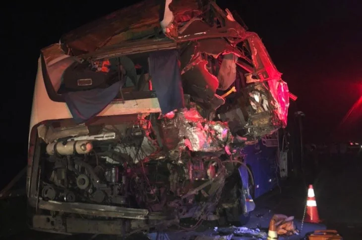 Acidente com ônibus e carreta em Santa Rita do Pardo deixa 4 mortos