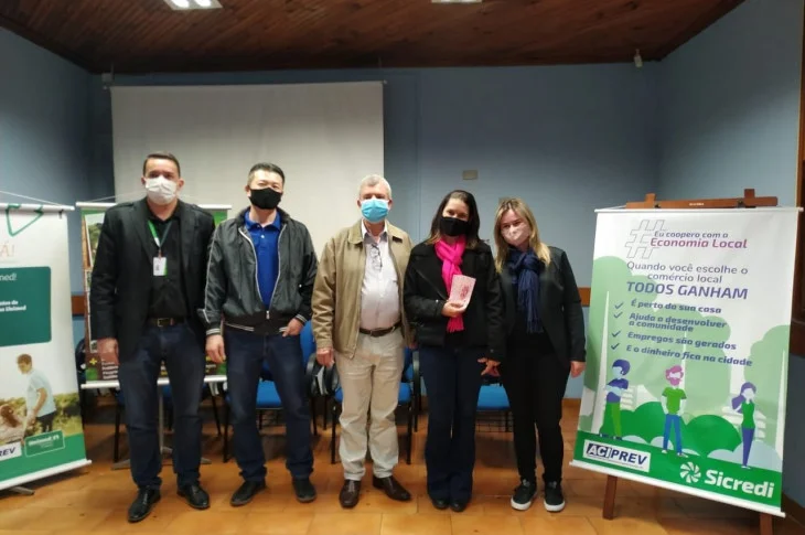 Aciprev entrega prêmios da campanha do Dia dos Namorados