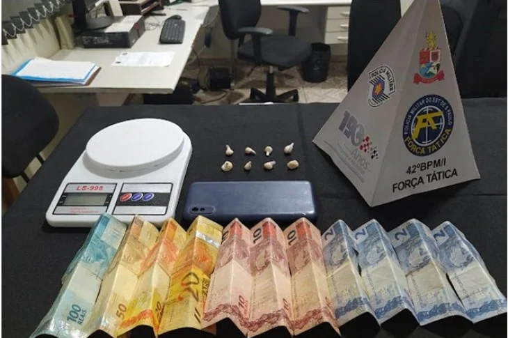 Adolescente é apreendido por tráfico de drogas após dispensar porções de crack ao perceber presença da PM em Venceslau