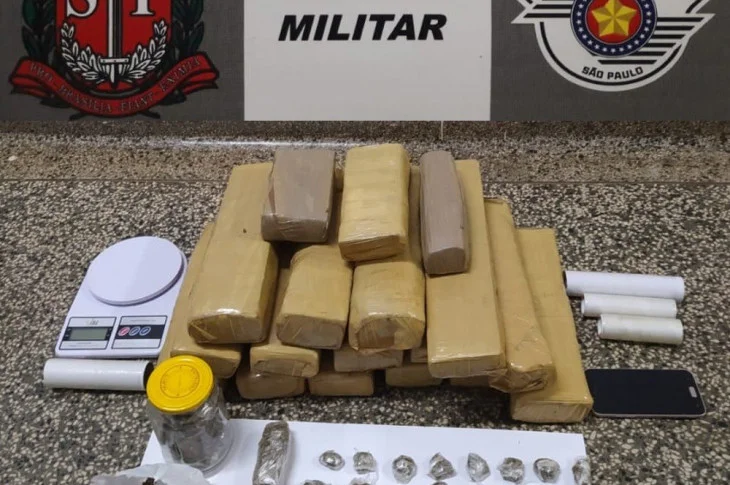 Adolescente é flagrado com 18 tijolos de maconha durante buscas da Polícia Militar em Presidente Epitácio