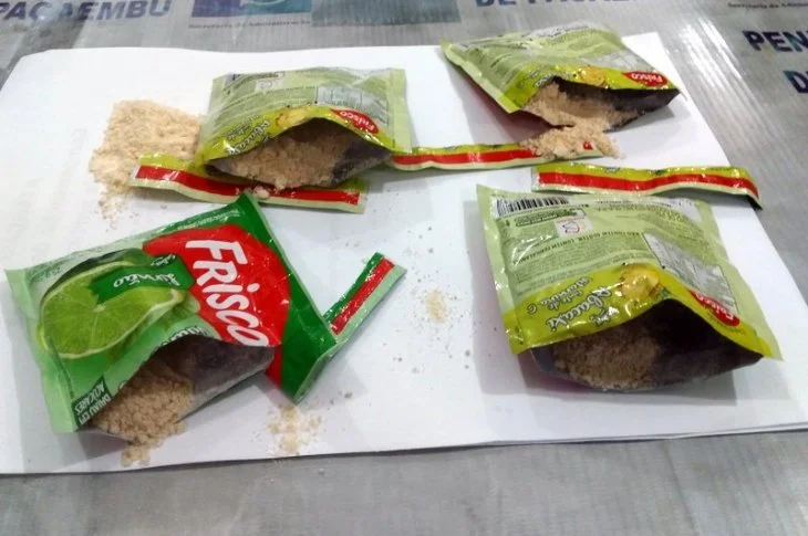Agentes barram entrada de 250 comprimidos de 'Viagra' e cocaína em pacote de suco