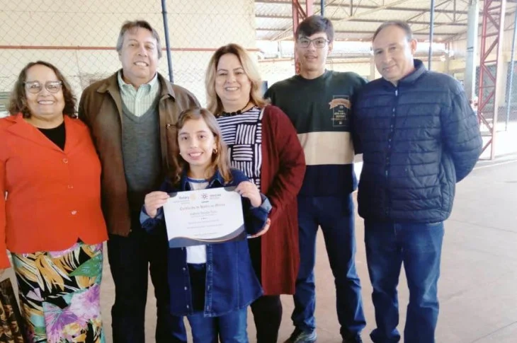 Aluna da Escola Aparecida Therezinha de Medeiros recebe certificado do Rotary Club em comemoração ao Dia do Estudante