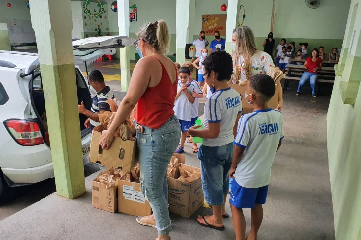 Alunos da rede municipal de Piquerobi recebem kit de alimentos por meio de projeto