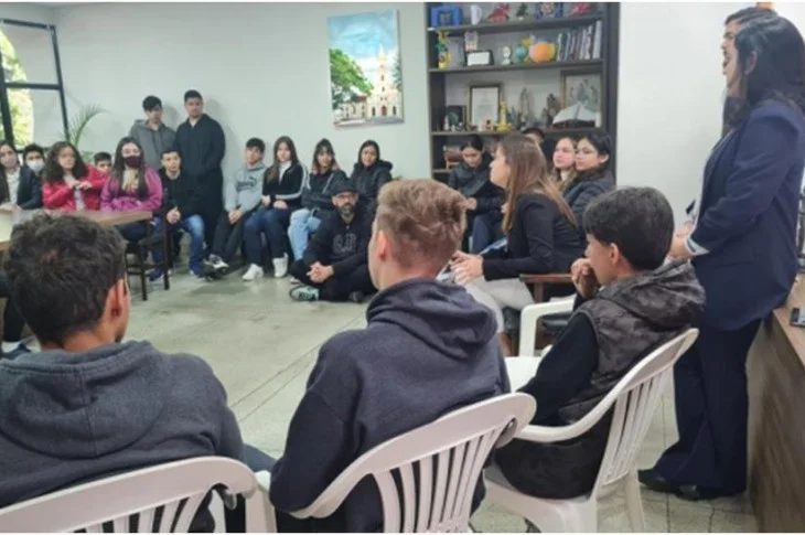 Alunos do ensino médio participam de bate-papo no gabinete com a prefeita Bárbara Vilches