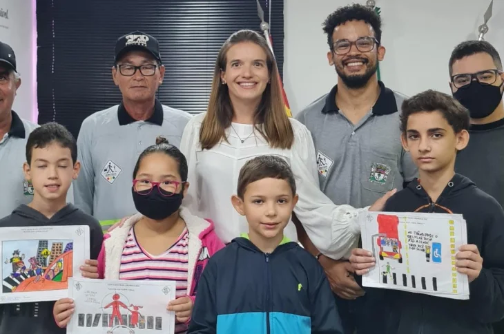 Alunos ganhadores do 2º Concurso de Desenho do Maio Amarelo recebem prêmios
