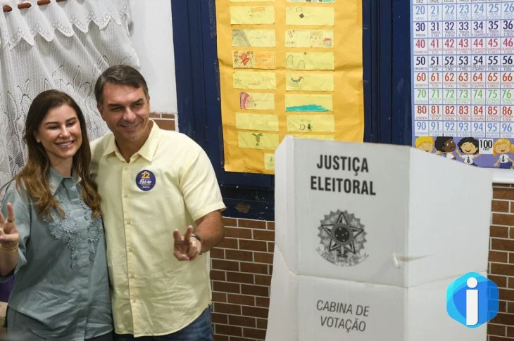 Ao votar no Rio de Janeiro, Flávio diz que representa a mudança