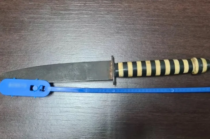 Após atingir moto ocupada por casal, mulher tenta matar a namorada do ex-marido a facadas