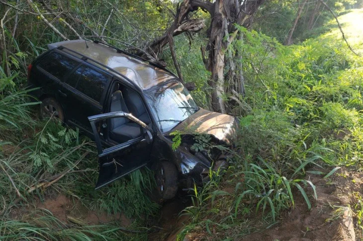 Após bater carro em árvore e cair em barranco, motorista embriagado é preso em flagrante