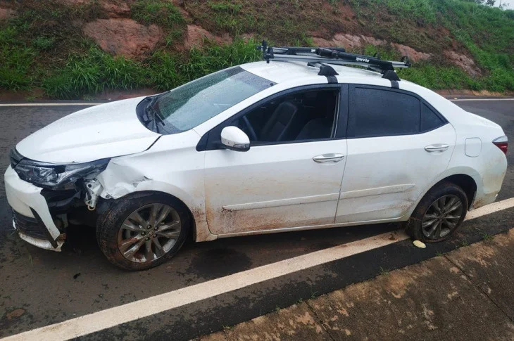 Após colidir com placa de sinalização em rodovia e recusar teste do bafômetro, motorista é autuado em quase R$ 3 mil, em Piquerobi