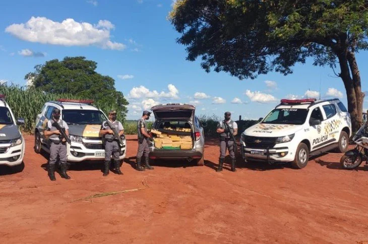 Após desobedecer ordem de parada, motorista abandona veículo com mais de 400 kg de drogas