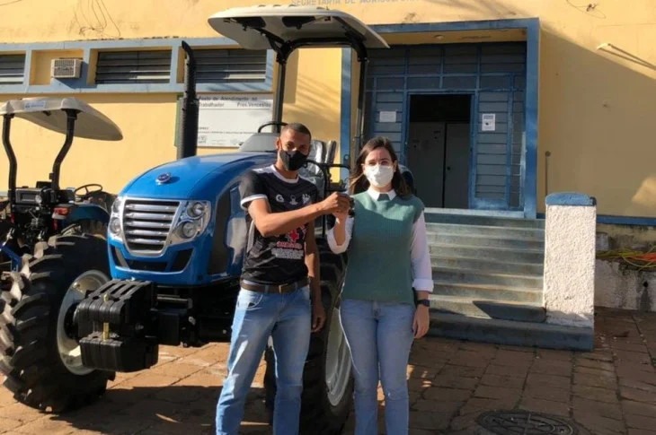 Após destinação de emenda, trator é entregue para a Secretaria Municipal de Agricultura