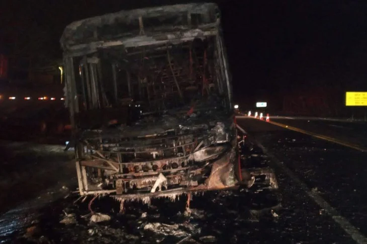 Após estouro de pneu, ônibus pega fogo na Rodovia Comandante João Ribeiro de Barros