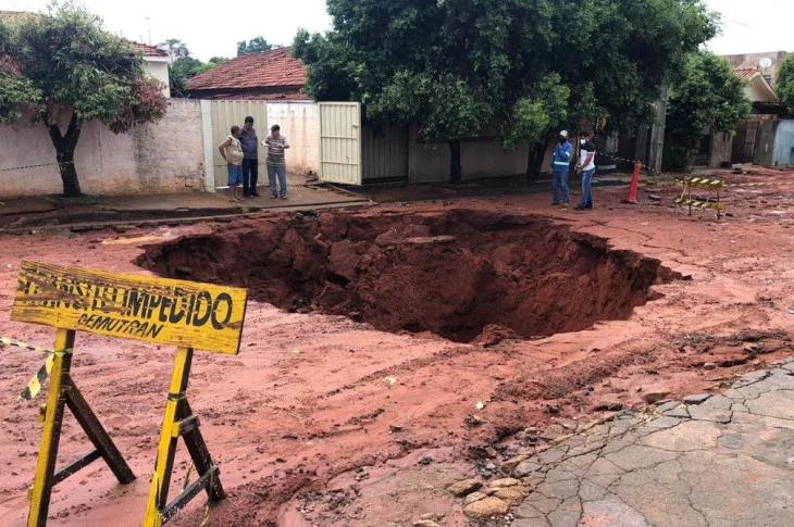 Após forte chuva, cratera se abre no meio de trecho da Avenida do Estado, em Presidente Venceslau