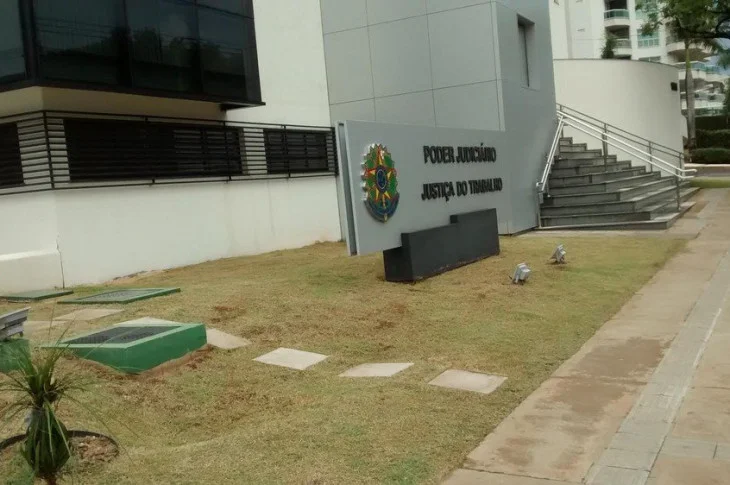 Após funcionário cair de uma altura de 7 metros, rede de supermercados é condenada por falta de segurança no trabalho