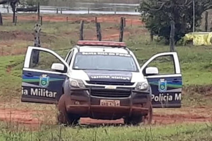 Armado com peixeira, homem causa pânico em assentamento e é detido ao fugir só de cueca