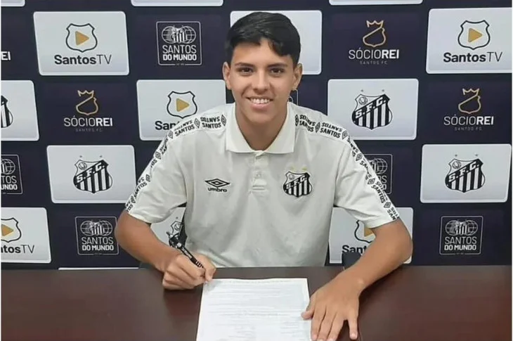 Atacante natural de Junqueirópolis, assina primeiro contrato profissional com o Santos