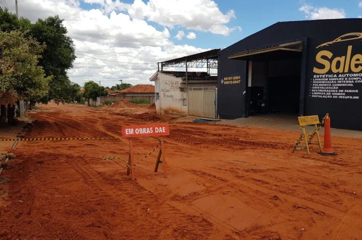 Avenida do Estado recebe construção de guias e colocação de pedras sextavadas