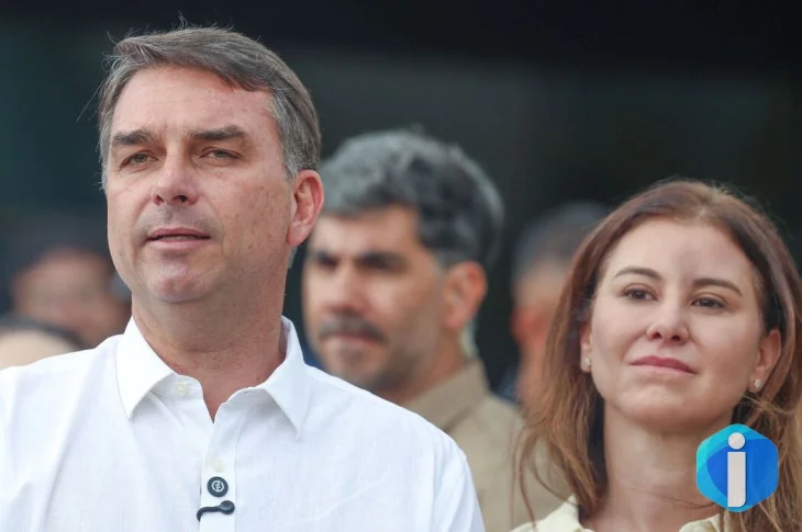 Avião com Flávio Bolsonaro e família segue para Miami