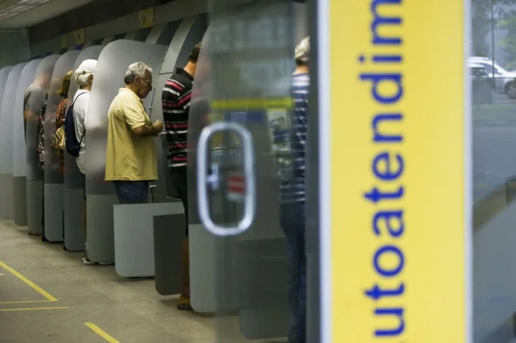 Bancos atendem até quinta; saída é usar internet banking e caixas eletrônicos