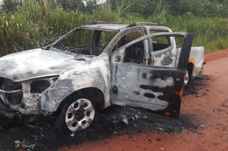 Bandidos fazem família refém durante assalto em propriedade rural e, na fuga, colocam fogo em veículos das vítimas