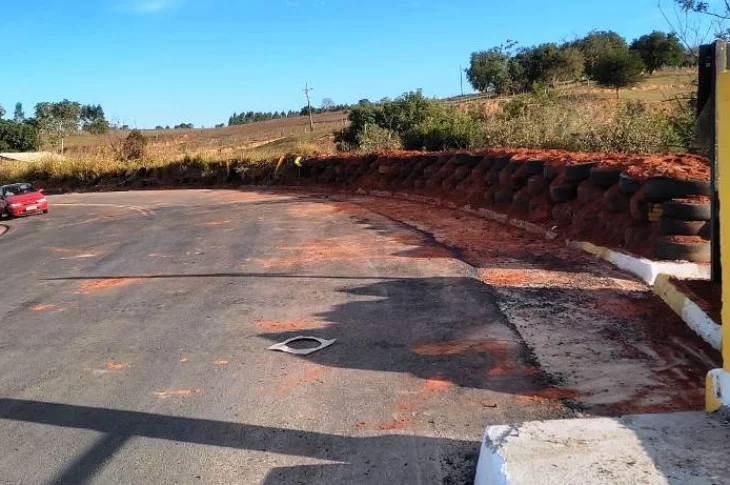 Barreira de contenção é instalada na Ponte da Aymoré