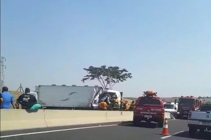 Batida entre caminhões deixa duas pessoas feridas e prejudica trânsito na Rodovia Raposo Tavares