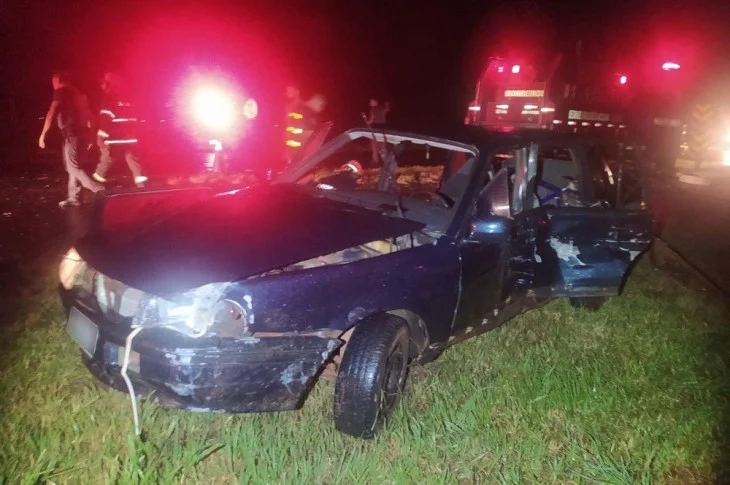 Batida entre carro e caminhão mata homem e adolescente e deixa duas pessoas gravemente feridas