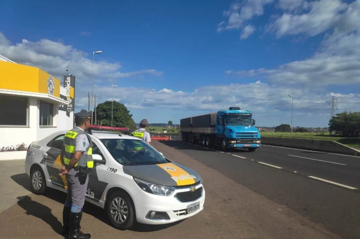 Batida entre dois caminhões deixa trânsito lento da Rodovia Raposo Tavares, em Presidente Venceslau