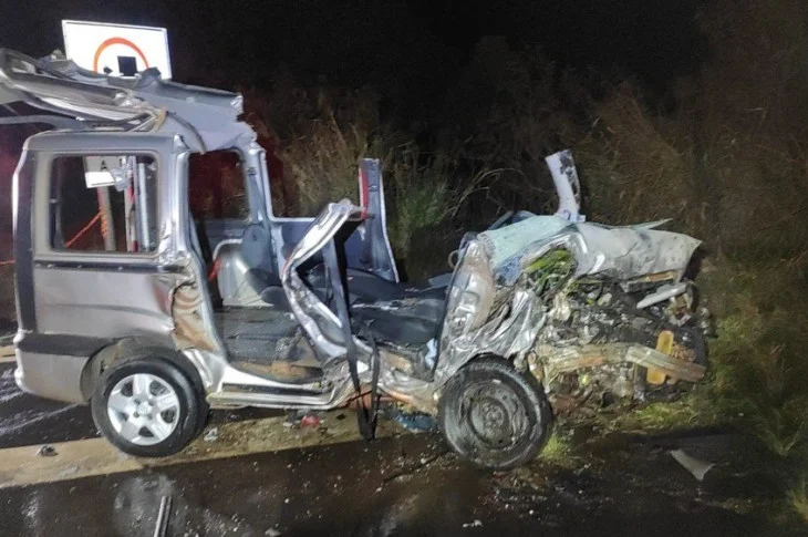 Batida frontal entre carro e multivan mata uma pessoa e deixa outras três feridas na SP-425, em Pirapozinho