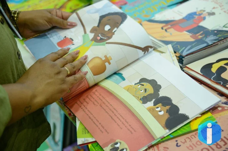 Bienal nas Escolas entra em clima de Copa para estimular leitura no RJ