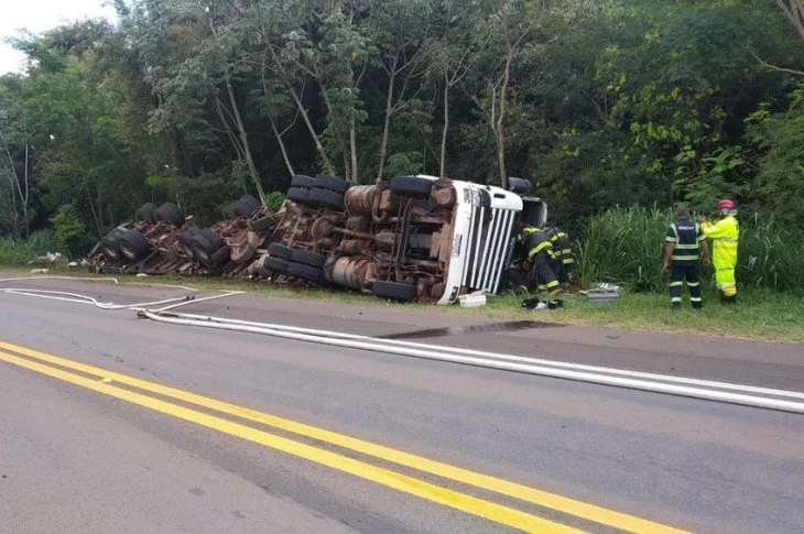 Bitrem tomba na rodovia e motorista fica gravemente ferido